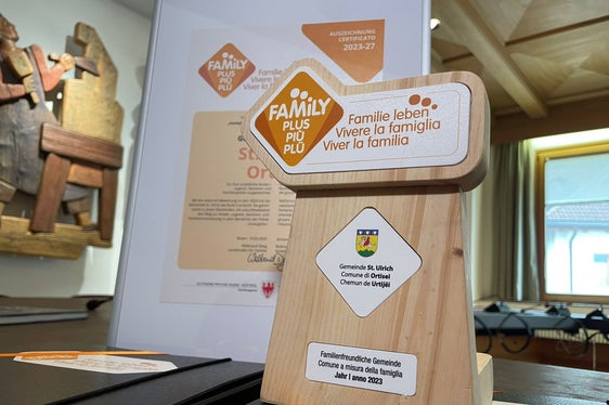 L'audit FamilyPlus e il relativo certificato rendono visibile l'attenzione alle famiglie da parte dei Comuni. Ortisei è stato il sesto Comune a ricevere il certificato oggi (19 maggio) (Foto: ASP/GNews)