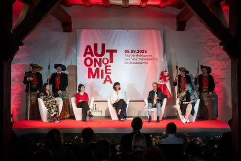 Hanno discusso sul tema “Tutela delle minoranze, promozione del dialogo e della pace”: (da sinistra) Marlies Alber (Eurac Research), Ana Grilc (Club degli studenti sloveni a Vienna), Olivia Schubert (vicepresidente dell’Autogoverno nazionale dei tedeschi in Ungheria), Heinrich Huber (ladino) e Katharina Crepaz (Eurac Research). (Foto: USP/Fabio Brucculeri)