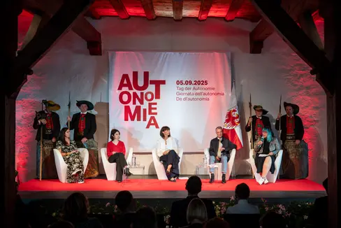 Hanno discusso sul tema “Tutela delle minoranze, promozione del dialogo e della pace”: (da sinistra) Marlies Alber (Eurac Research), Ana Grilc (Club degli studenti sloveni a Vienna), Olivia Schubert (vicepresidente dell’Autogoverno nazionale dei tedeschi in Ungheria), Heinrich Huber (ladino) e Katharina Crepaz (Eurac Research). (Foto: USP/Fabio Brucculeri)