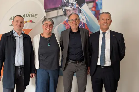 Im Amt für Sport steht nach über 20 Jahren ein Wechsel in der Direktion an: Armin Hölzl (2.v.r.) geht in Pension, im Juli übernimmt Laura Savoia (2.v.l.) die Führungsposition. Landesrat Peter Brunner (1.v.r.) und Ressortdirektor Alexander Gruber (1.v.l.) haben sich kürzlich bei Hölzl bedankt und Savoia alles Gute für die neue Aufgabe gewünscht. (Foto: LPA/Vera Brunetti)