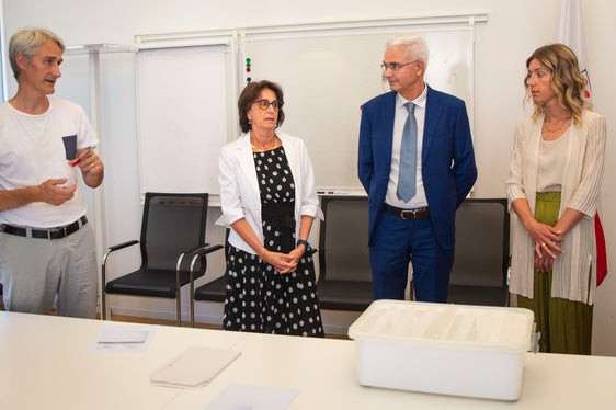 Der Direktor des Landesamtes für institutionelle Angelegenheiten, Andrea Tezzele (l.) erklärte die Vorgangsweise der Auslosung durch die Landeswahlbehörde mit (weiter v.l.) Präsidentin Maria Teresa Wiedenhofer, Vizepräsident Fabrizio Cavallar und Giulia Rossi. (Foto: LPA/Fabio Brucculeri)