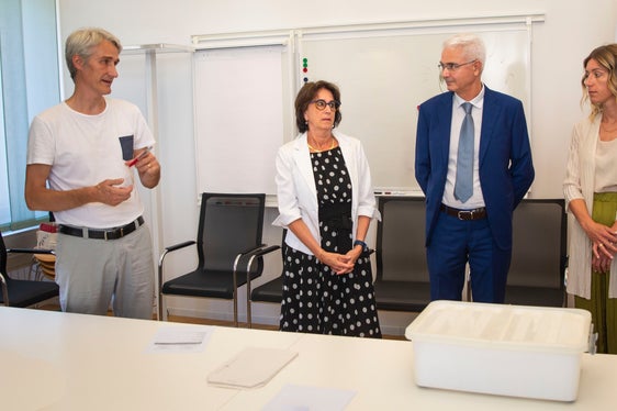 Il direttore dell'Ufficio provinciale per gli Affari istituzionali, Andrea Tezzele (a sinistra), con i componenti dell'Ufficio elettorale centrale (da sinistra) la presidente Maria Teresa Wiedenhofer, il vicepresidente Fabrizio Cavallar e Giulia Rossi. (Foto: ASP/Fabio Brucculeri)