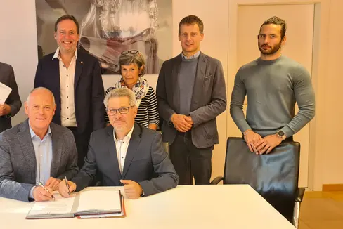 Firma dell’accordo sui criteri di determinazione delle indennità per servitù ed occupazione temporanea nell'ambito dei procedimenti di esproprio. Nella foto (da sx) il direttore dell'Unione Agricoltori e Coltivatori diretti sudtirolesi Siegfried Rinner, il presidente dell'Unione Coltivatori diretti dell'Alto Adige Leo Tiefenthaler, il direttore dell'Ufficio estimo Paolo Bega, l'assessore all'Edilizia pubblica e Patrimonio Massimo Bessone, la consulente estimativa Sonja Kugler, l'agronomo Hermann Stuppner e il direttore di Dipartimento Davide Gemmellaro (Foto: ASP/Anna Pitarelli)