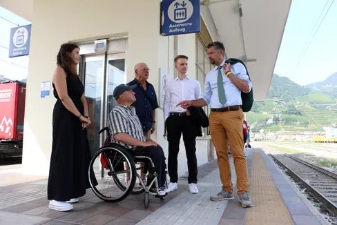I responsabili del progetto Giulia Ferrarese, Maurizio Dallepiatte, Renzo Battistella, il presidente di ANMIC Thomas Aichner e l'assessore Daniel Alfreider dialogano in merito al tema della mobilità pubblica. (Foto: ASP/Ingo Dejaco)