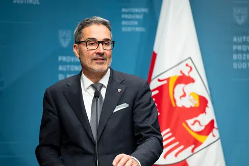 Der Bedarf, den Schießstand zu sanieren, sowohl für sportliche Aktivitäten als auch für Schießübungen der Ordnungskräfte, veranlasste das Land laut Landeshauptmann Arno Kompatscher dazu, die Wiederaufnahme der Fläche in das dritte Abkommen zu beantragen. (Foto: LPA/Fabio Brucculeri)