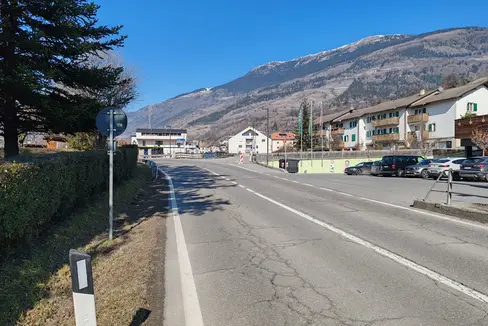 Die Verkehrssicherheit an der Dorfeinfahrt von Schluderns wird verbessert: Neue Einbiegespuren, eine breitere Straße und sichere Fußgängerwege sollen für mehr Übersichtlichkeit sorgen. Die Bauarbeiten starten im März 2025. (Foto: LPA/Landesabteilung Tiefbau)