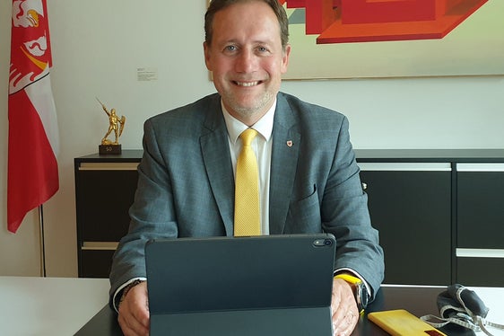 Um den Energieverbrauch der landeseigenen Immobilien zu reduzieren, setzt das Land - im Bild LR Massimo Bessone - auf den Anschluss ans Fernwärmenetz. (Foto: LPA)