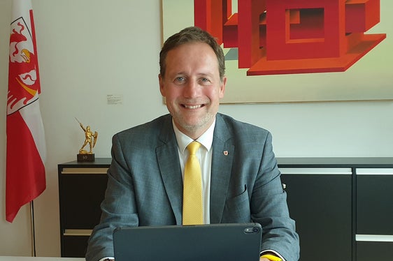 Um den Energieverbrauch der landeseigenen Immobilien zu reduzieren, setzt das Land - im Bild LR Massimo Bessone - auf den Anschluss ans Fernwärmenetz. (Foto: LPA)