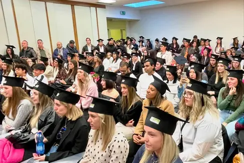 Sono 150 le studentesse e gli studenti che hanno completato il ciclo formativo alla Scuola per le professioni sociali “E. Lévinas”, in uno dei dieci percorsi didattici proposti. (Foto: USP/Levinas)