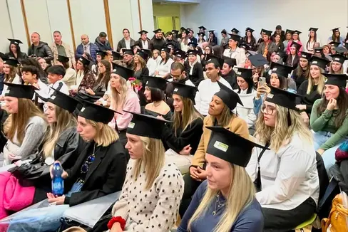 Sono 150 le studentesse e gli studenti che hanno completato il ciclo formativo alla Scuola per le professioni sociali “E. Lévinas”, in uno dei dieci percorsi didattici proposti. (Foto: USP/Levinas)