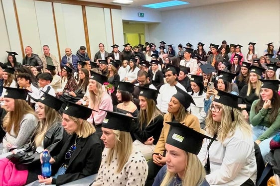 Sono 150 le studentesse e gli studenti che hanno completato il ciclo formativo alla Scuola per le professioni sociali “E. Lévinas”, in uno dei dieci percorsi didattici proposti. (Foto: USP/Levinas)