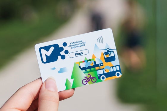 Se si è ordinato un nuovo Pass U19, la tessera verrà spedita direttamente alla scuola e distribuita a inizio anno scolastico. I nuovi Pass U19 sono validi dal 1° settembre 2025 al 15 settembre 2026 dopo il pagamento della quota annuale. (Foto: USP/STA - Strutture Trasporto Alto Adige)