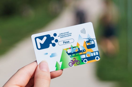 Se si è ordinato un nuovo Pass U19, la tessera verrà spedita direttamente alla scuola e distribuita a inizio anno scolastico. I nuovi Pass U19 sono validi dal 1° settembre 2025 al 15 settembre 2026 dopo il pagamento della quota annuale. (Foto: USP/STA - Strutture Trasporto Alto Adige)