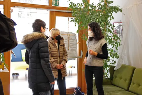 Sieht die Nachmittagsbetreuung als wichtige Unterstützung von Familien: Landesrätin Deeg (Bildmitte) beim Lokalaugenschein des Projekts in Lüsen. (Foto: LPA/Greta Stuefer)