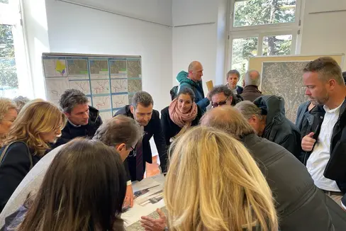 Più di 350 persone interessate hanno partecipato alla giornata informativa di oggi (15 febbraio) organizzata dalla Provincia, dalla STA - Strutture Trasporti Alto Adige e dai tre Comuni di Merano, Scena e Tirolo. (Foto: ASP/Ingo Dejaco)