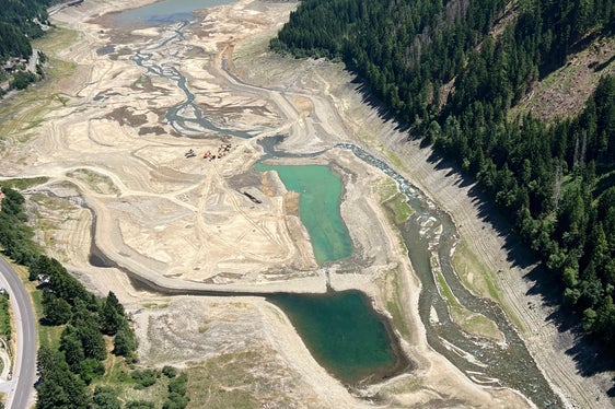 Die im Zoggler Stausee geborgenen Fische werden in zwei Teiche übersiedelt, die einen halben beziehungsweise zweieinhalb Hektar groß sind. (Foto: LPA/Fischerverein Ultental)