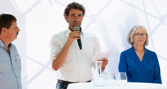 Leonhard Resch leitet die Arche im KVW, die u.a. im Bereich der Betreuung von Wohnbaugenossenschaften und der Beratung zur Wohnbauförderung tätig ist. Er sprach sich im Bilanzgespräch von Landesrätin Deeg u.a. für einen gemeinnützigen Mietmarkt aus. (Foto: LPA/Manuela Tessaro)