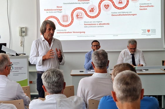 “Puntiamo su prossimità e lavoro in rete, ovvero su un’assistenza vicina alle persone e su una maggiore collaborazione tra le strutture”, ha sottolineato l’assessore provinciale alla Prevenzione sanitaria e salute, Hubert Messner (in piedi), durante l’incontro con i primari dell’ospedale di Merano. (Foto: USP/Angelika Schrott)
