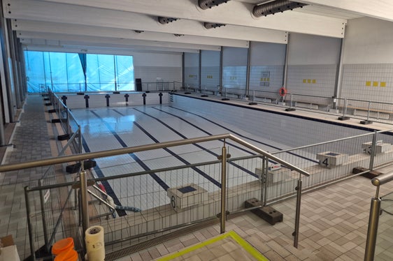 Das Schulhallenbad D. Samuele wird umfassend energetisch saniert. Im April wurde mit den ersten Eingriffen begonnen. Bis Oktober sollen die Arbeiten beendet sein. (Foto: LPA/Gianluca Crocco)