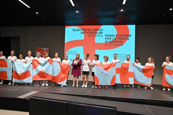Le calciatrici della squadra calcistia femminile U17 della società FC Südtirol durante un flashmob in occasione della Giornata delle pari opportunità. (foto: ASP/Manuela Tessaro)