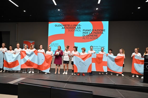 Wir sind die Zukunft!: Die Spielerinnen der U17 des FC Südtirol Women spielte Beiratspräsidentin Ulrike Oberhammer den Ball zu, um diesen gemeinsam ins Tor zu bringen und damit mehr Chancengleichheit zu erreichen. (Foto: LPA/Manuela Tessaro)