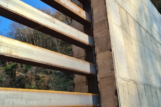 Die neu errichtete Sperre im Fagenbach: acht Meter hoch und bei der Krone eineinhalb Meter breit. (Foto: LPA/Landesamt für Wildbach- und Lawinenverbauung Nord)