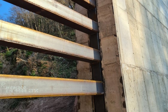 Die neu errichtete Sperre im Fagenbach: acht Meter hoch und bei der Krone eineinhalb Meter breit. (Foto: LPA/Landesamt für Wildbach- und Lawinenverbauung Nord)