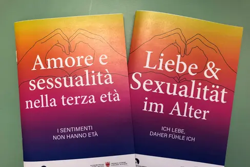 Die Informationsbroschüre zur Sensibilisierungsinitiative des Landes und des Verbandes der Seniorenwohnheime Südtirols ist in den Sozialsprengeln, den Anlaufstellen für Pflege und Betreuung, in den Seniorenwohnheimen und nun auch in den Hausarztpraxen erhältlich. (Foto: LPA/Amt für Senioren und Sozialsprengel)
