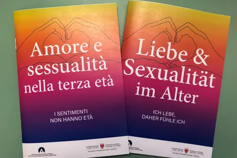 Die Informationsbroschüre zur Sensibilisierungsinitiative des Landes und des Verbandes der Seniorenwohnheime Südtirols ist in den Sozialsprengeln, den Anlaufstellen für Pflege und Betreuung, in den Seniorenwohnheimen und nun auch in den Hausarztpraxen erhältlich. (Foto: LPA/Amt für Senioren und Sozialsprengel)