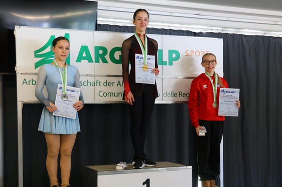Emily Boscaro (rechts) auf dem dritten Podestplatz in der Kategorie U16 Advanced Novice Mädchen bei den Arge-Alp-Spielen im Eiskunstlauf in Dornbirn. (Foto: FISG Südtirol)