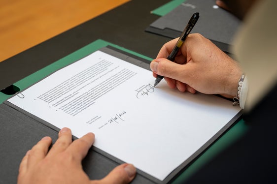 Die Landesräte Daniel Alfreider und Philipp Achammer haben am 28. August eine neue Vereinbarung zur Zusammenarbeit zwischen der Ladinischen Bildungs- und Kulturdirektion und der Deutschen Bildungsdirektion beziehungsweise der Landesdirektion Deutsche und ladinische Musikschule unterzeichnet. (Foto: LPA/Fabio Brucculeri)