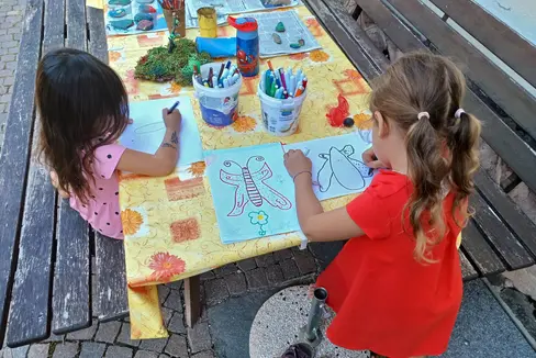 In Alto Adige l'offerta di assistenza estiva e durante le vacanze scolastiche sarà ulteriormente ampliata. A tal fine sono stati adeguati i nuovi criteri. (Foto: USP/Greta Stuefer)