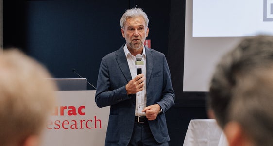 Landesrat Schuler bei der Vorstellung der vom Land Südtirol geförderten, von Eurac Research koordinierten und von IDM unterstützten ersten Ergebnisse des Projektes NEST. (Foto: LPA/Eurac)