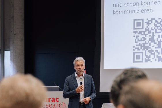 L'assessore Arnold Schuler nel corso del suo intervento al NEST (Foto: ASP/Eurac)