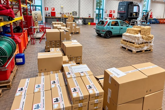 Pulsanti di emergenza presso la sede dell’Unione dei Corpi dei vigili del fuoco volontari dell'Alto Adige a Vilpiano: ordinati per distretto e pronti per essere ritirati. (Foto: USP/Unione dei Corpi dei vigili del fuoco volontari dell'Alto Adige)