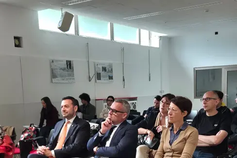 Die Landesräte Christian Bianchi und Marco Galateo und die Direktorin der Abteilung für Denkmalpflege Virna Bussadori bei der Vorstellung der Projekte zur Stadtplanung der Jugendlichen. (Foto: LPA/Gianluca Crocco)