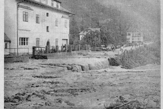 Throwback: Nach einem Wolkenbruch am 8. August 1957 brachte der Fagenbach, der von Jenesien herabfließend Bozen am oberen Ende der Cadornastraße und Fagenstraße erreicht, große Mengen an Schlamm und Geröll in die Stadt. (Archivbild: LPA/Landeswarnzentrum in der Agentur für Bevölkerungsschutz)