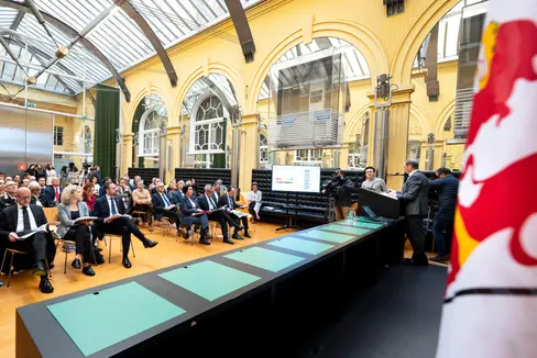 Die allgemeine Sicherheitslage empfinden die Südtirolerinnen und Südtiroler als zufriedenstellend bis gut: Das ist Ergebnis einer repräsentativen Umfrage, die vom Ressort für Wohnbau, Sicherheit und Gewaltprävention in Auftrag gegeben wurde. Die Studie wurde am 28. Oktober im Innenhof des Palais Widmann vorgestellt. (Foto: LPA/Fabio Brucculeri)