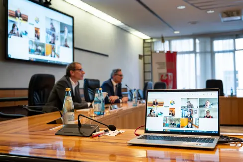 Klaus Unterweger (links), Direktor der Agentur für Bevölkerungsschutz, und Landeshauptmann und Bevölkerungsschutzlandesrat Arno Kompatscher tauschten sich bei einer Videokonferenz mit den Mitgliedern der Landesleitstelle aus: Nach den Olympischen Winterspielen 2026 in Antholz zog das Gremium eine positive Bilanz und würdigte die professionelle Zusammenarbeit aller beteiligten Organisationen und Einsatzkräfte. (Foto: LPA/Fabio Brucculeri)