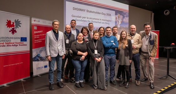 Foto di gruppo con il team del progetto Digiway: (da sinistra) Alessio Bertò (Provincia autonoma di Trento, Servizio Turismo e sport), Christoph Kovacs (Land Tirolo, Ripartizione Organizzazione forestale), Klaus Pietersteiner (Land Tirolo, Ripartizione Protezione delle foreste), Enrica Mauro (Provincia autonoma di Trento, Servizio Turismo e Sport), Renate Marmsoler (Provincia autonoma di Bolzano, Ripartizione Informatica), il presidente Kompatscher, Emma Giacomelli Boldrini (Provincia autonoma di Trento, Servizio Turismo e Sport), Lucia Felbauer (Land Tirolo, Ripartizione Organizzazione forestale), Roberto Cavaliere (NOI Techpark), Filipp Frei (NOI Techpark), Arezia Ronchini (Provincia autonoma di Trento, Servizio Turismo e Sport), Sebastian Mayrgündter (NOI Techpark), Matthias Fink (Euregio Tirolo-Alto Adige-Trentino) (Foto: USP/Daniel von Johnston)