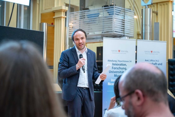 “In sostanza, si tratta di trovare insieme risposte alle grandi sfide sociali e scientifiche”, ha dichiarato l'assessore provinciale Philipp Achammer. (Foto: USP/Greta Stuefer)
