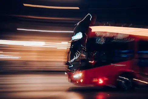 Ab 17. Dezember können Nightliner-Shuttles auf den Nebenlinien kostenlos genutzt werden. Die Tarife für Fahrscheine auf den Hauptlinien bleiben gleich. Bei den Fahrplänen gibt es zahlreiche Neuerungen. (Foto: Pexels)