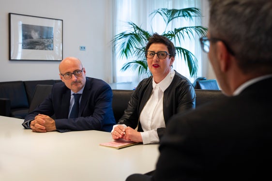 Felice Espro (von links), Vizepräsident des Landesbeirats für Kommunikation, und Judith Gögele, Präsidentin des Landesbeirats für Kommunikation, sprachen mit Landeshauptmann Arno Kompatscher über ausgewogene Berichterstattung in den Medien. (Foto: LPA/Fabio Brucculeri)