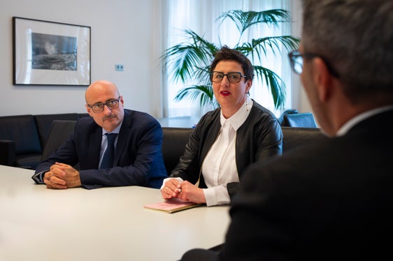 Felice Espro (von links), Vizepräsident des Landesbeirats für Kommunikation, und Judith Gögele, Präsidentin des Landesbeirats für Kommunikation, sprachen mit Landeshauptmann Arno Kompatscher über ausgewogene Berichterstattung in den Medien. (Foto: LPA/Fabio Brucculeri)