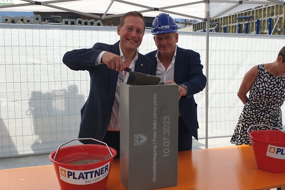 Der Grundstein wird am Eingang des neuen Gebäudes verlegt. Wie üblich wurden neben der Urkunde Tageszeitungen darin verankert. Im Bild Landesrat Bessone (l.) bei der Befüllung des Grundsteins (Foto: LPA)