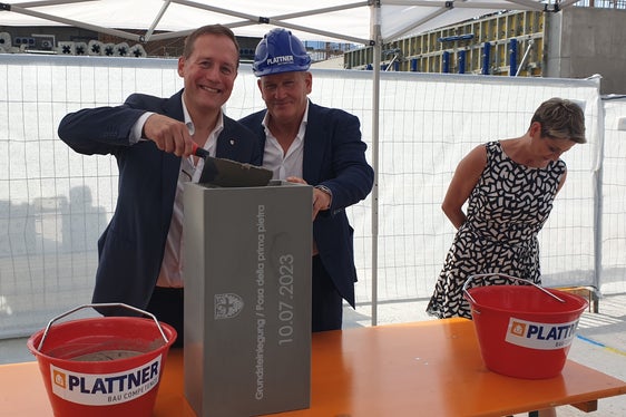 L'assessore provinciale Massimo Bessone posa soddisfatto la prima pietra all'ingresso del nuovo complesso scolastico, che verrà ultimato nel 2025. (Foto: ASP)