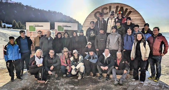 Dieses Gruppenfoto zeigt die Mannschaft der Fachschule Laimburg, Gastgeber des Euregio-Wintersporttags 2026. (Foto: Fachschule Laimburg)