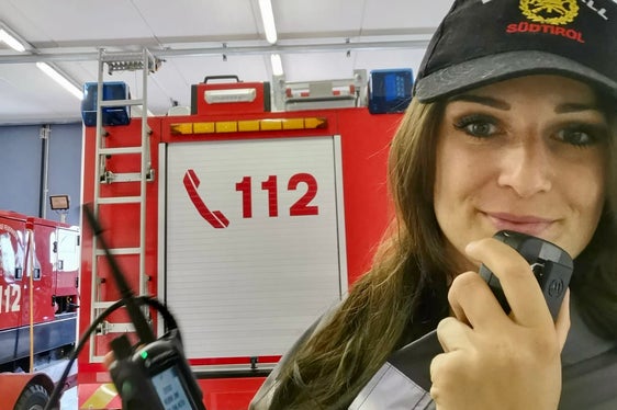 Alle 306 Freiwilligen Feuerwehren in Südtirol sind jetzt mit Digitalfunkgeräten ausgerüstet, im Bild eine Feuerwehrfrau der Freiwilligen Feuerwehr Burgstall. (Foto: Landesfeuerwehrverband/Freiwillige Feuerwehr Burgstall)