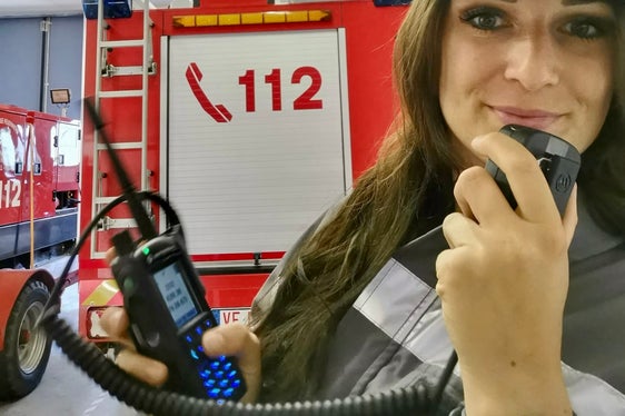 Tutti i 306 corpi dei Vigili del fuoco volontari dell’Alto Adige sono ora dotati di radio digitali: in foto un vigile del fuoco del corpo volontario di Postal (Associazione Provinciale dei Vigili del fuoco/Vigili del fuoco volontari).