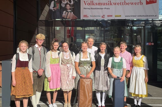 77 Teilnehmerinnen und Teilnehmer aus Südtirol waren beim 25. Alpenländischen Volksmusikwettbewerb dabei. Darunter auch viele Gruppen aus den Musikschulen, im Bild die Huzabichl Geignmusik und die Ragau Geigenmusik mit Lehrer Erich Feichter. (Fotonachweis: LPA/Landesdirektion Deutsche und Ladinische Musikschule)